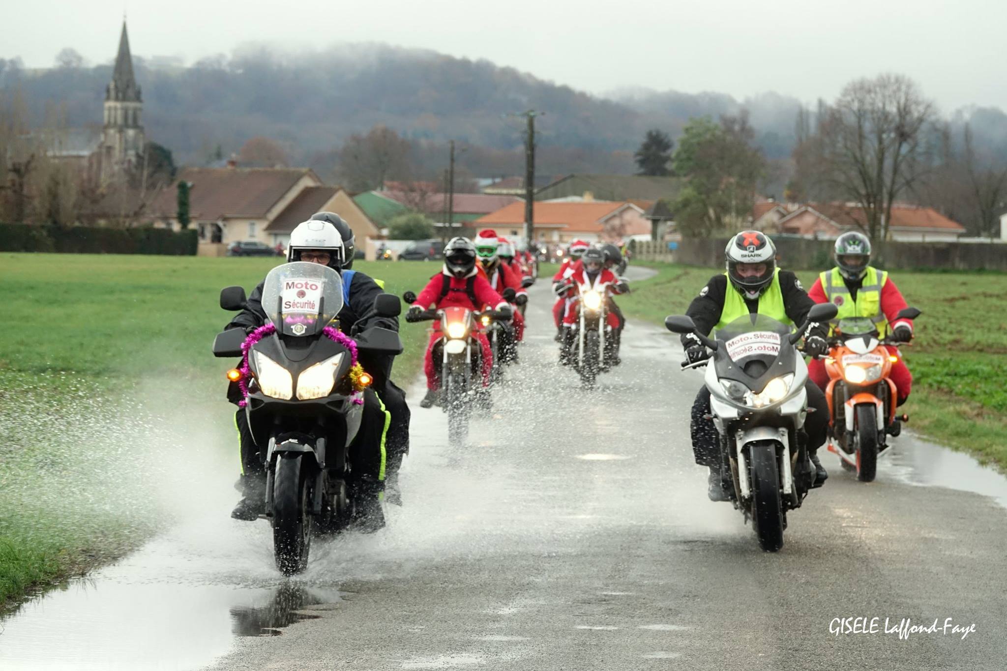 Motards du Groupement Sécurité Motard lors d’un encadrement sur route mouillée