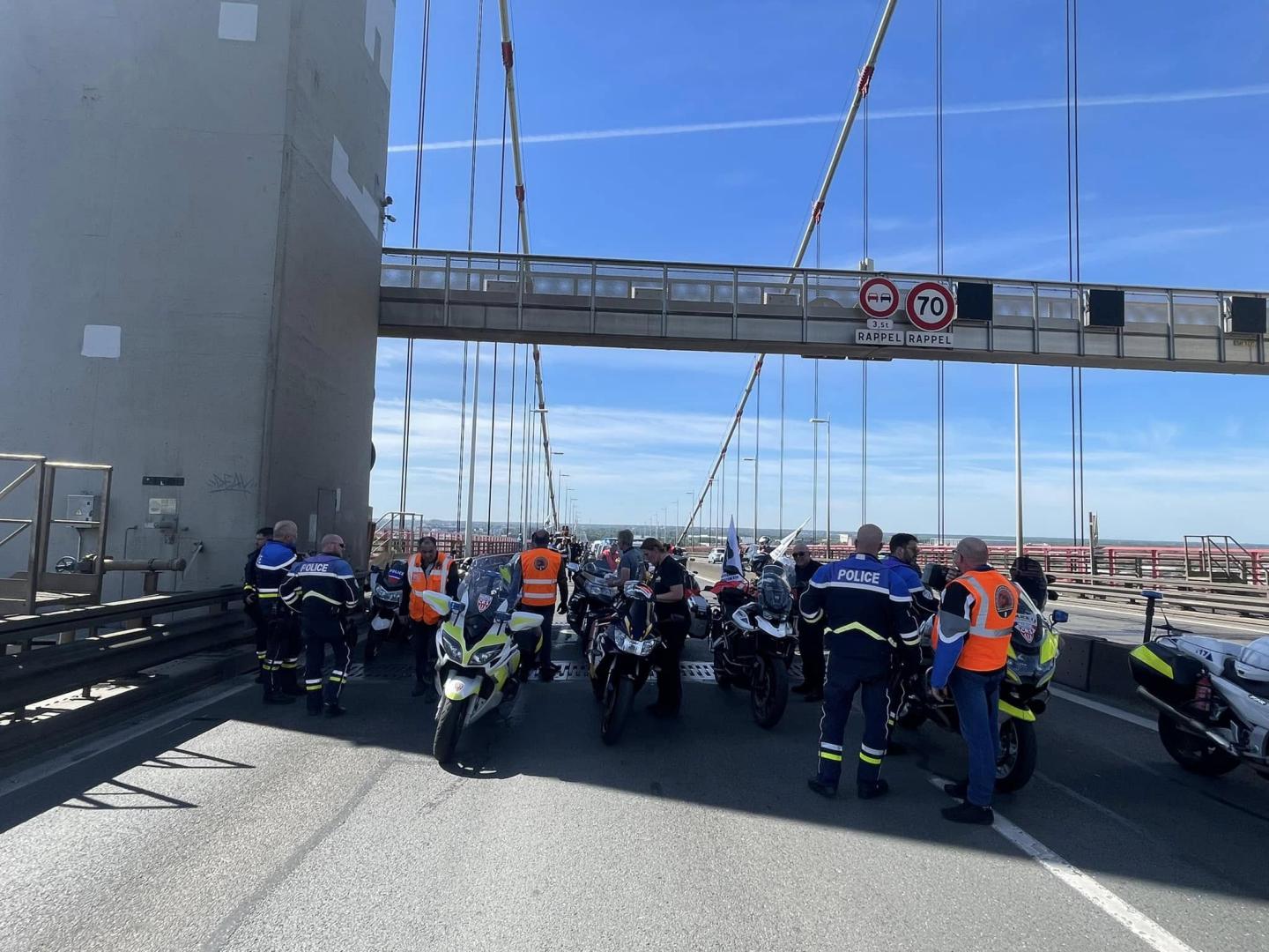 Motards mobilisés lors d’une sécurisation sur un pont.
